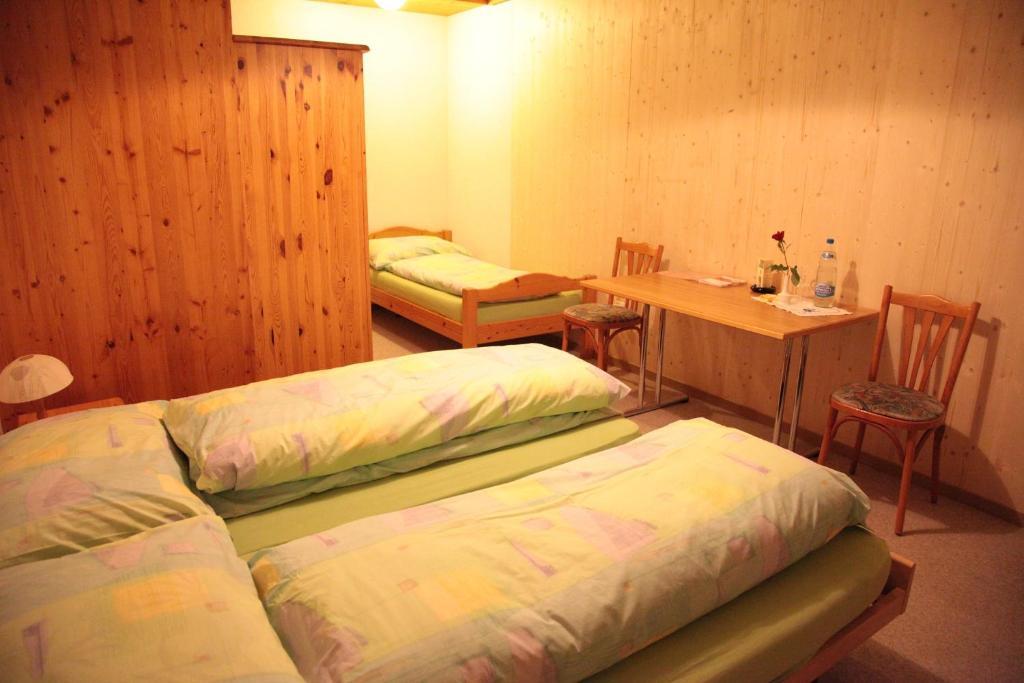 Hotel De Commune Dombresson Quarto foto